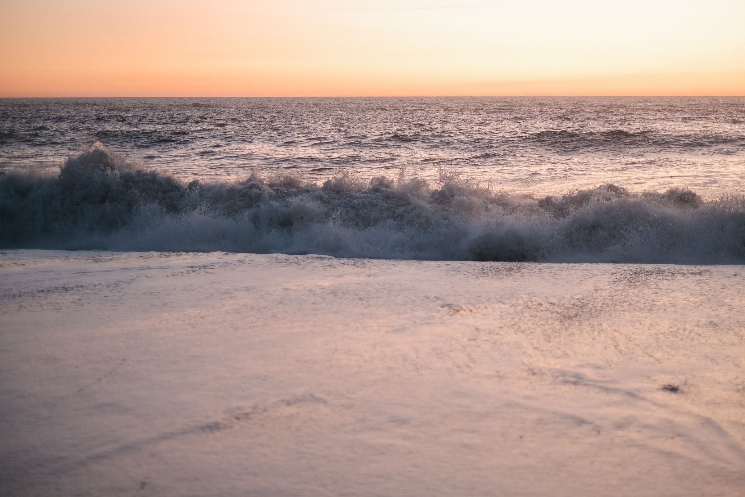 Orilla del mar al atardecer