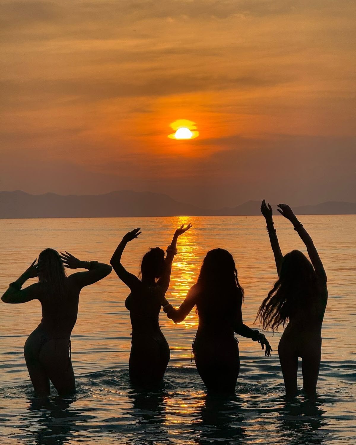 Grupo de mujeres al atardecer frente al mar en Cartagena